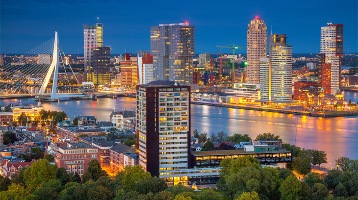 Foto van Rotterdam, Erasmusbrug en wolkenkrabbers