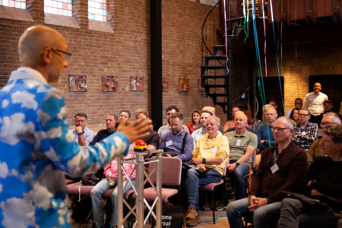 Bart presenteert in wolkenpak tijdens de BGT Gebruikersdagen