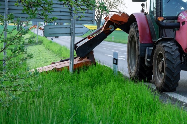 Maaiwerkzaamheden langs de weg