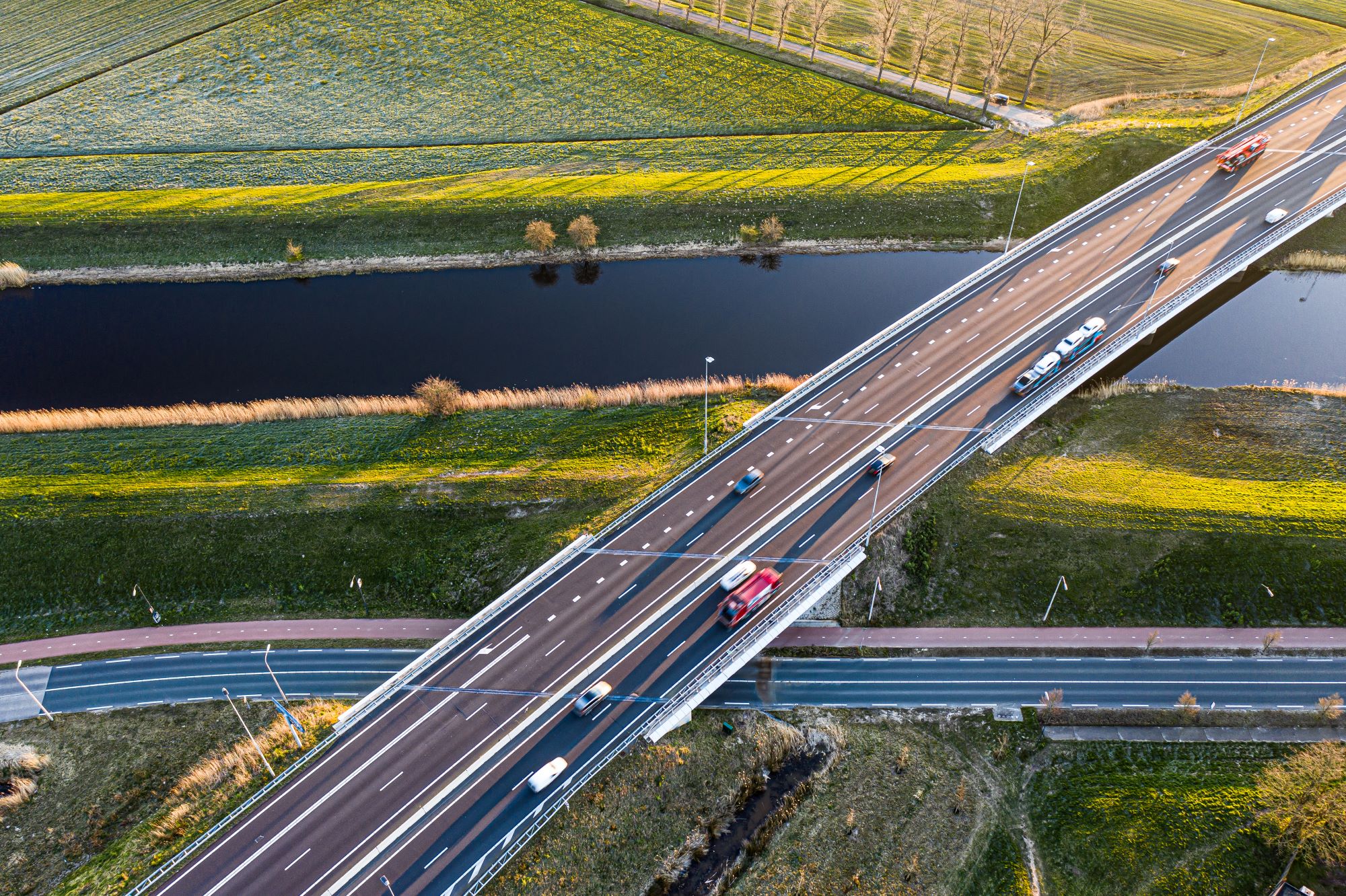 Snelweg die kruist over een andere weg