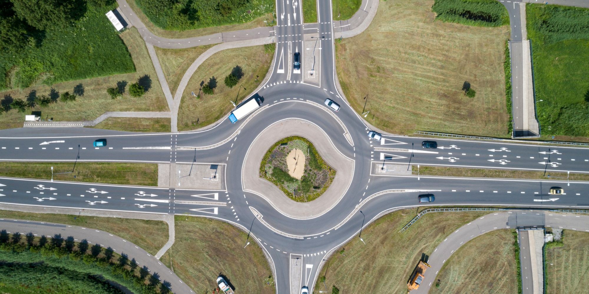 Rotonde in Nederland met verkeer