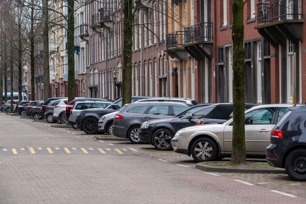Auto's die geparkeerd staan in Amsterdam