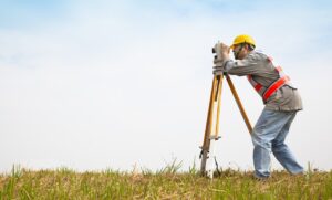 Landmeter in het veld ter illustratie van de ondersteuning Leica AP20 AutoPole voor TPS Online in dg DIALOG